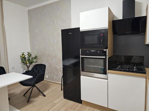 ห้องครัว, Luxusní apartmán v centru Hradce Králové - Balkon, Wi-Fi, Netflix zdarma (Luxusni apartman v centru Hradce Kralove - Balkon, Wi-Fi, Netflix zdarma) in ฮราเด็ค คราลอเว