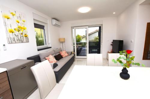 One-Bedroom Apartment image 3