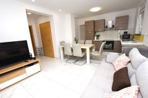 One-Bedroom Apartment image 2