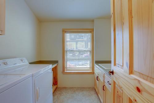 Hutson's Bridgeview - image 13