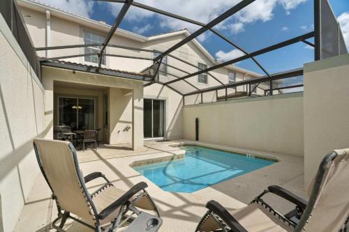 Spacious 4BR Townhome with Pool at Storey Lake in Hunters Creek