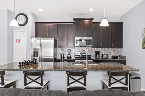 Spacious 4BR Townhome with Pool at Storey Lake in Hunters Creek