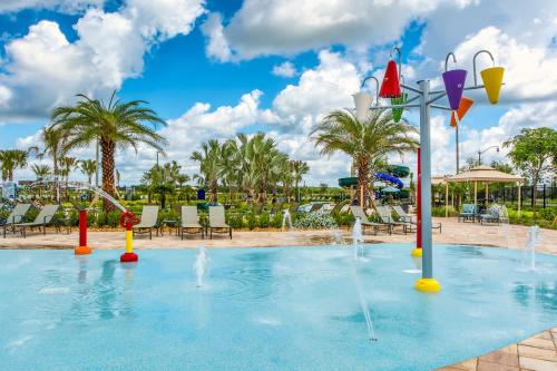 Spacious 4BR Townhome with Pool at Storey Lake in Hunters Creek