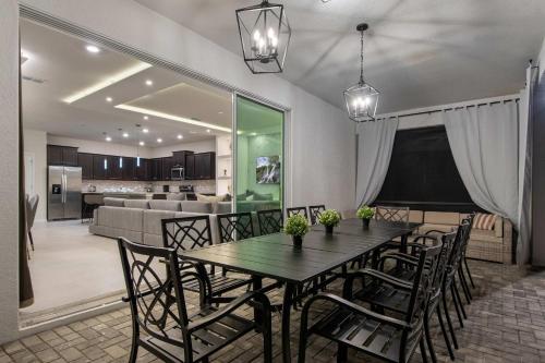 Family Room image 7