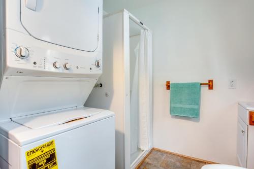 2 Ponds and Trail Access Peaceful Cabin in Calumet!