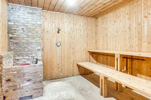 2 Ponds and Trail Access Peaceful Cabin in Calumet!