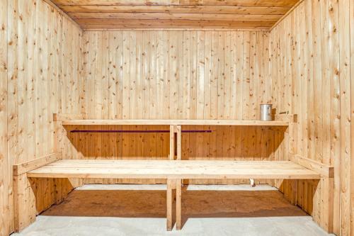 2 Ponds and Trail Access Peaceful Cabin in Calumet!