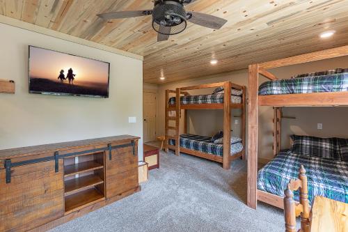 Uncle Chris' Cabin - image 8
