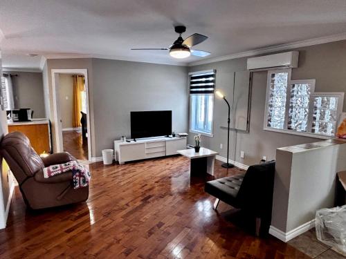 ห้องส่วนกลางสำหรับนั่งเล่น/ดูทีวี, Chaleureux 3BDR à 5 min de Montreal (Chaleureux 3BDR a 5 min de Montreal) in ลงเกย (QC)