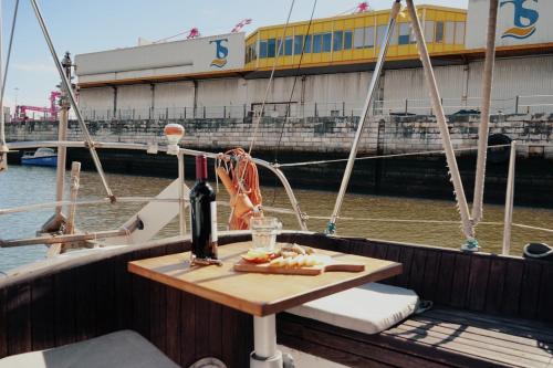 Cozy Lisbon Marina Sleepaboard - Sail Away, Lisbon (photo 10)