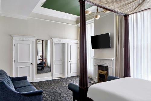 Grande King Room image 6