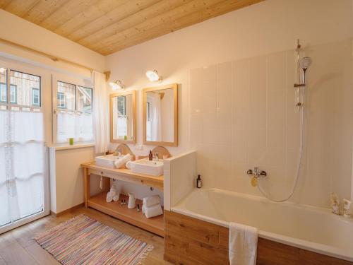 kopalnica, Chalet near Lake Grundlsee & Ski Lift in Archkogl