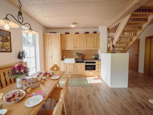 kuhinja, Chalet near Lake Grundlsee & Ski Lift in Archkogl