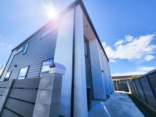New Modern Townhouse Near Town& Beach in South Dunedin