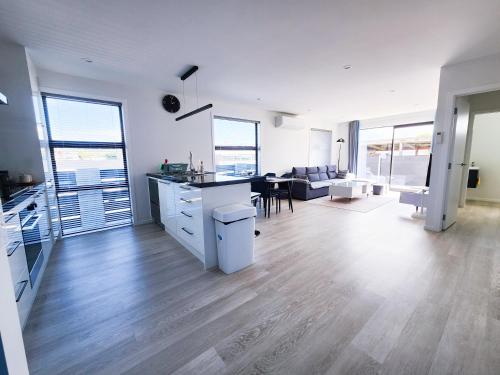 New Modern Townhouse Near Town& Beach in South Dunedin