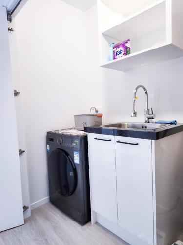 New Modern Townhouse Near Town& Beach in South Dunedin