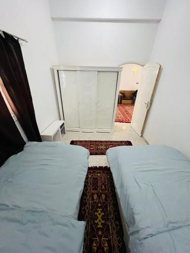 2 twin beds