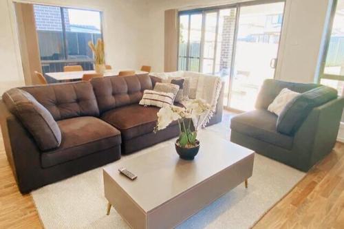 Kellyville Adorable 5 Br Home near Parks & Shops photo 3
