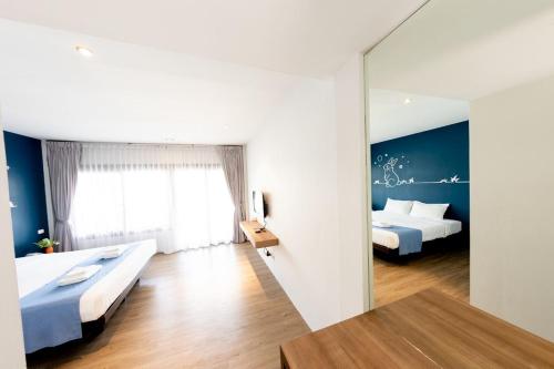 room detail thumbnail 1