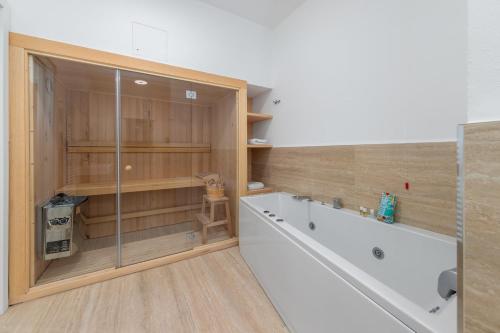 Luxury Apartment with Private Spa-Free Parking