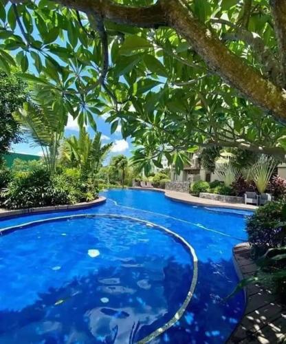 1Br QC Furnished Condo FREE Pool Access, FAST WIFI, Manila