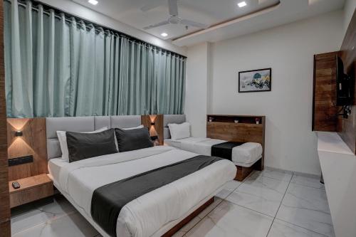 Hotel Paris Plaza in Sola