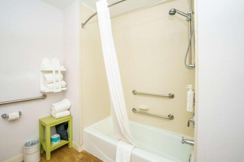 Hampton Inn Garden City - image 13