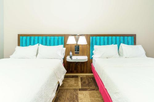 Hampton Inn Garden City - image 14