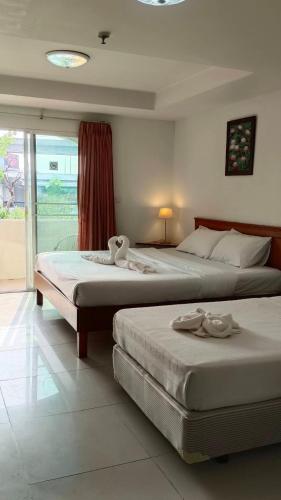 room detail thumbnail 2