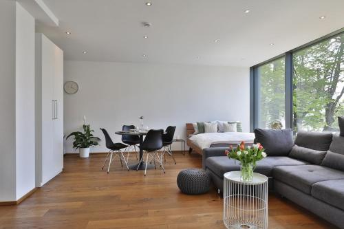 Moderne DHH mit zwei Apartments in เยอร์สโทเฟิน