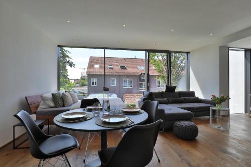 Moderne DHH mit zwei Apartments in เยอร์สโทเฟิน