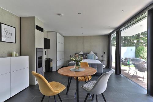 Moderne DHH mit zwei Apartments in เยอร์สโทเฟิน