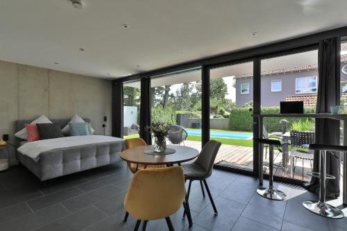 Moderne DHH mit zwei Apartments in เยอร์สโทเฟิน