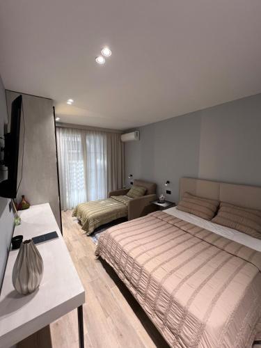 One-Bedroom Apartment image 3