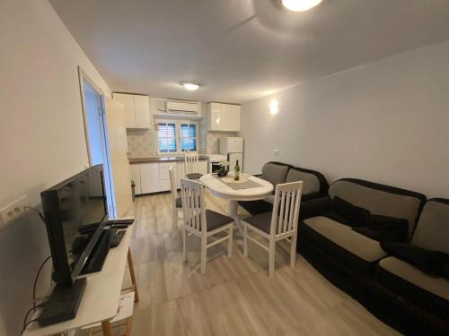 Apartments Peki Radovici in Milovici