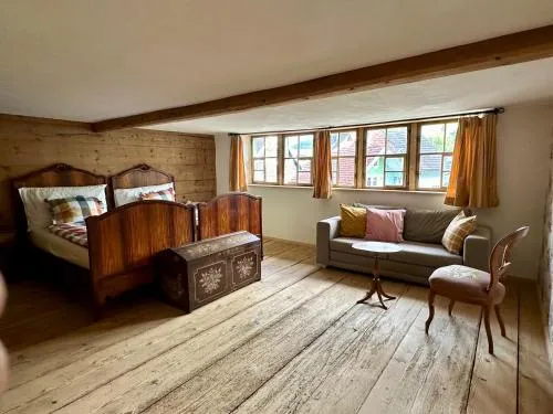 Historic Swiss Room mit Garten in Brunnadern, Schweiz