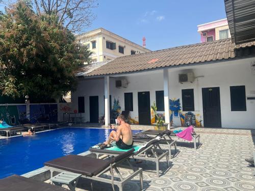 ระเบียง/ชานเรือน,  1 ห้องนอน 1 ห้องน้ำส่วนตัว ขนาด 22 ตร.ม. – [location not yet specified] (Vientiane Apower club & beds) in พาทูเซย์/วิคทอรี เกท