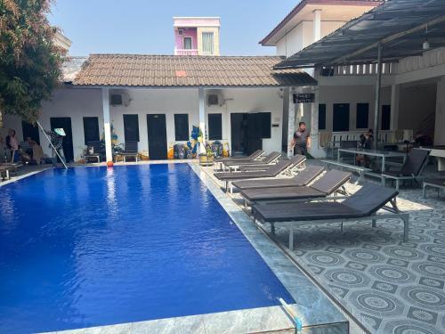 สระว่ายน้ำ,  1 ห้องนอน 1 ห้องน้ำส่วนตัว ขนาด 22 ตร.ม. – [location not yet specified] (Vientiane Apower club & beds) in พาทูเซย์/วิคทอรี เกท