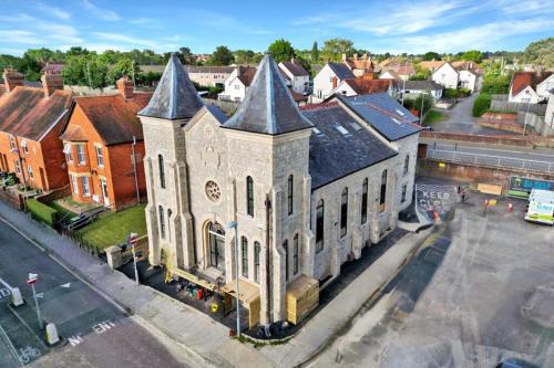 A szálláshely kívülről, Fletcher - A Converted Church Luxe Apartment in Gillingham Town