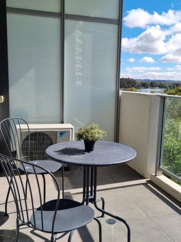 Modern 1 Bedroom apartment with Pool, Gym & Water Views near Ausztrál Sportintézmény