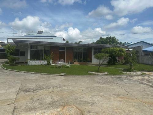 Spacious House with wide Parking Area and Lawn at Damosa Lanang, Davao (foto 5)