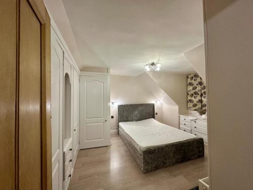 3 Bed Cottage Sleeps 2 with Parking Garden & Wifi in Bucksburn