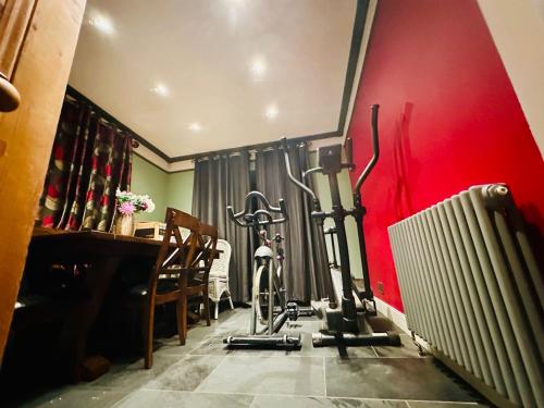 Fitnes center, 3 Bed Cottage Sleeps 2 with Parking Garden & Wifi in Bucksburn