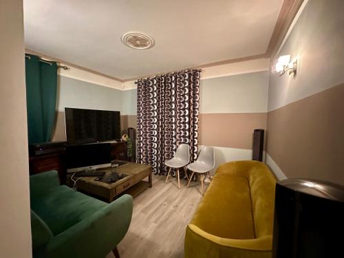 Oprema, 3 Bed Cottage Sleeps 2 with Parking Garden & Wifi in Bucksburn