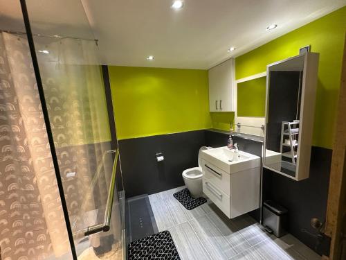Tuš, 3 Bed Cottage Sleeps 2 with Parking Garden & Wifi in Bucksburn
