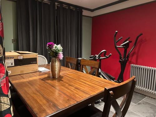 Oprema, 3 Bed Cottage Sleeps 2 with Parking Garden & Wifi in Bucksburn