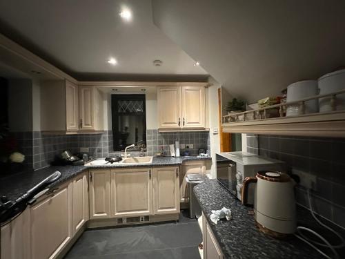 kuhinja, 3 Bed Cottage Sleeps 2 with Parking Garden & Wifi in Bucksburn