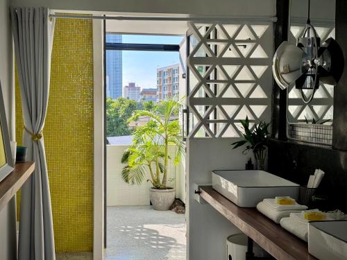 Siri Designer 3-Storey Townhouse with Garden and Luxury Amenities, Bangkok (foto 6)