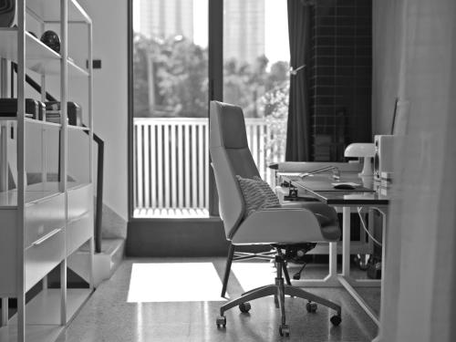 Siri -  A Designer 3-Story Townhouse near BTS - image 5
