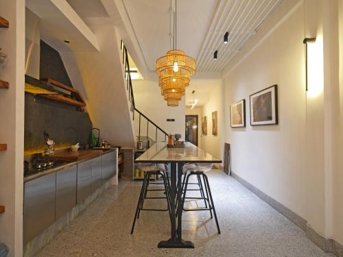 Siri -  A Designer 3-Story Townhouse near BTS - image 14